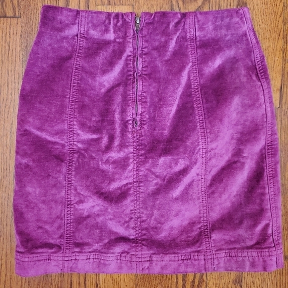 Free People - Crushed Velvet Mini Skirt in Fuschia - Picture 3 of 5